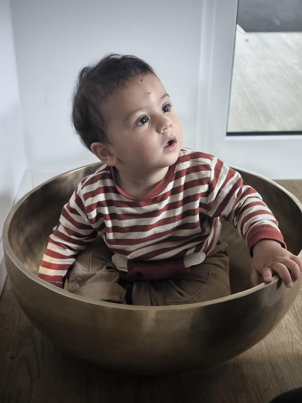 Kleinkind in Klangschale